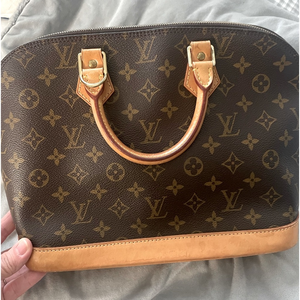 Louis Vuitton hang bag Boston style.